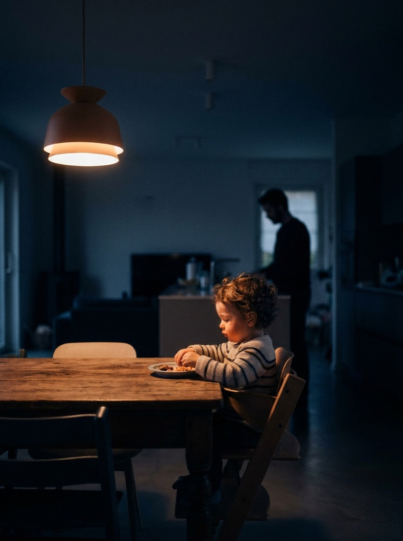Un soir ordinaire, un enfant à table